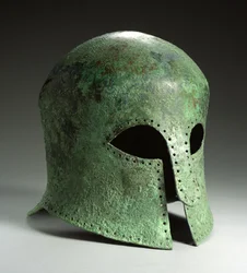 Korintin kypärä, 700-luvun lopulla eKr. (pronssi)